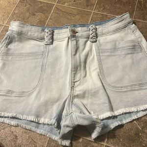 Hi-waisted Jean shorts